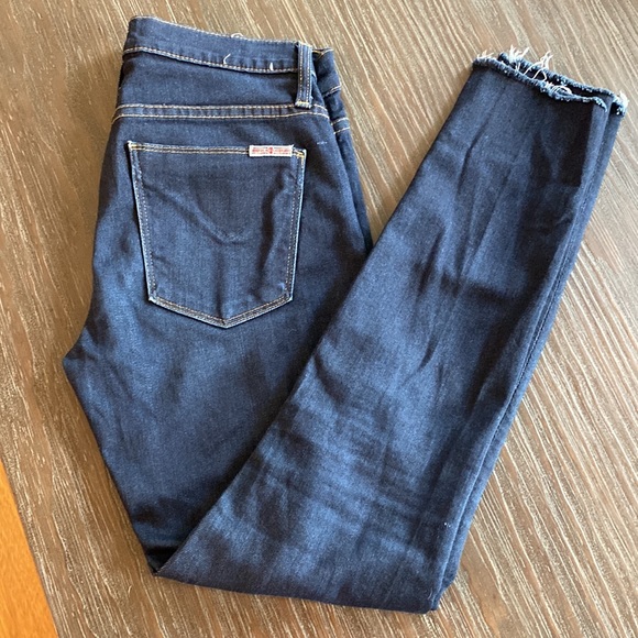 Hudson mid rise skinny ladies denim in size 25 with raw hem. - Picture 7 of 12